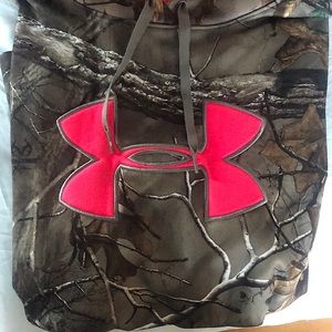 Women’s camouflage Under Armour sweatshirt.